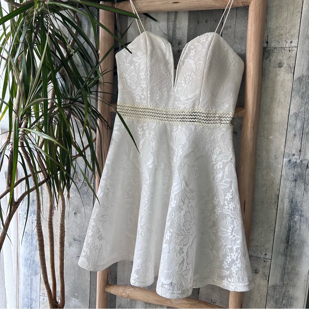 🌴 White Lace Mini Dress with a Sweetheart Neckline by Entry